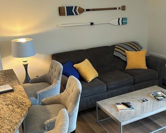 Best Location in Lake Geneva, walk to downtown! - Lake Geneva - Wohnzimmer