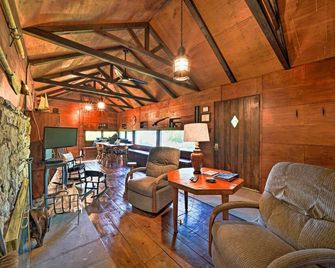 Custom-Built Lakefront Cottage w/ Spacious Yard! - Jamestown - Living room