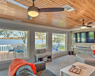 Dock and Fire Pit Lakefront Cedar Creek Home! - Mabank - Living room