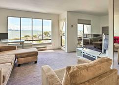 San Francisco Area Studio with Bay Views! - Emeryville - Living room