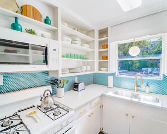 The Mariposa Wing B by Lodgewell - Spread your wings here - Austin - Kitchen