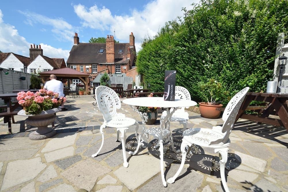 Falcon Inn - Uxbridge - Innenhof
