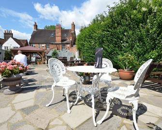 Falcon Inn - Uxbridge - Patio