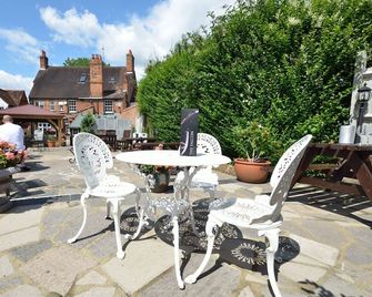 Falcon Inn - Uxbridge - Innenhof
