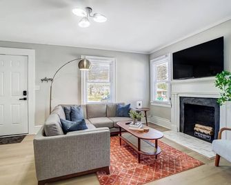 Hot Tub + Big Yard • Minutes from Uptown! - Charlotte - Wohnzimmer