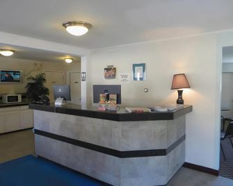 Waterfront Inn Mackinaw City - Mackinaw City - Front desk