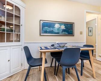 Oaklie's Bungalow - Charming Home in Dubuque - Dubuque - Dining room