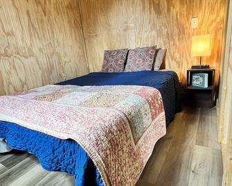 Horse Farm Retreat Creekside Tiny House, Sleeps 4 & Pet Friendly - Fayetteville - Schlafzimmer