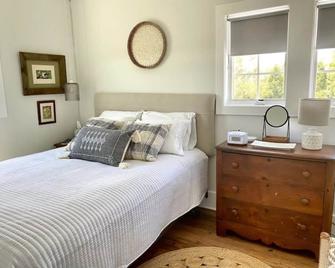 Cozy Barn Loft: Country Views & Central to Beaches - Pocomoke City - Bedroom