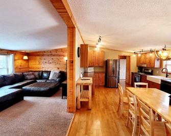 Secluded Getaway Access to 2 Lakes & Outdoor Sauna - Birchwood - Living room