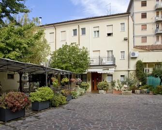 Hotel Europa - Viadana - Building
