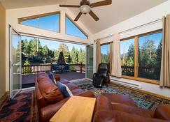 The Ahweanee in Foresta, Inside Yosemite National Park - Yosemite Valley - Living room