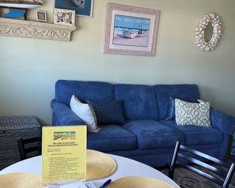 Stay steps away from vibrant Downtown Ocean City & the iconic boardwalk - Ocean City - Living room