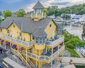 A Suite Place .5 mi from Beach - Michigan City