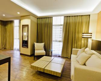 Ramada by Wyndham Manila Central - Manila - Living room