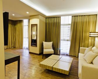 Ramada by Wyndham Manila Central - Manila - Living room