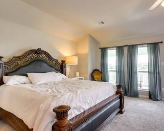 La Porte Home with Balconies Walk to Beach! - La Porte - Bedroom