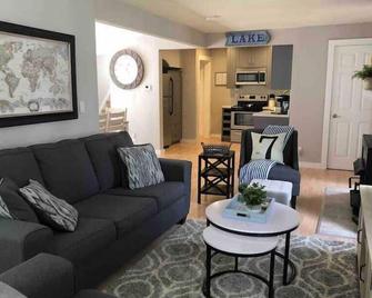 W172-Center-1 · Lake Muskego House, Walk to Stores & Restaurants - Muskego - Living room
