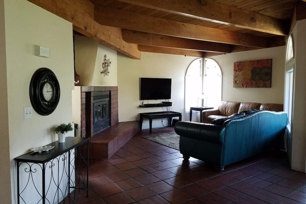 The 'white Castle' Riverfront Home With Park Views! - ת'רי ריברס - סלון