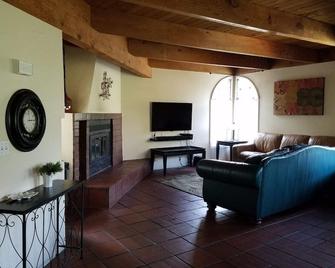 The 'white Castle' Riverfront Home With Park Views! - Three Rivers - Living room