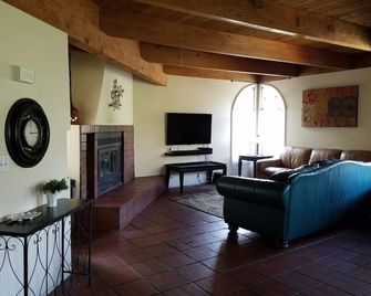 The 'white Castle' Riverfront Home With Park Views! - ת'רי ריברס - סלון