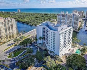 Condo Hotel by Hilton 5 min walking to the beach! - Fort Lauderdale - Building