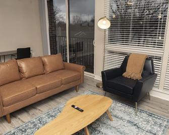 Broad Ripple Top Floor Retreat 1BR with Free Parking - Indianápolis - Sala de estar