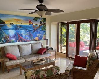 Luxurious private villa with breathtaking views & beautiful resort amenities - Ocotal - Living room