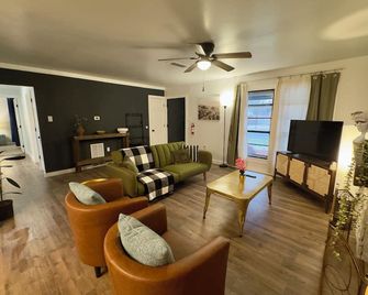 5-Star Stay-Huge 4br Near Bishop Arts-Sleeps 12- Family Friendly - Ντάλας - Σαλόνι