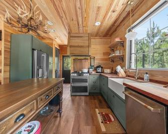 Private Cabin in the Pines-20 Acres-Close to I-75 - Arabi - Kitchen