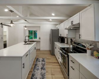 Blueberry Cabin 3bdrm near Alderbrook w/ Hot Tub - Union - Cocina