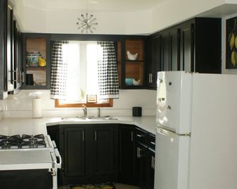 Lemon Hill Amish Guest House. . . an Amish themed, whole house experience. - Middlebury - Kitchen