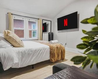 2BR Apt Mins from Beach and Downtown Free Parking - Oshawa - Bedroom