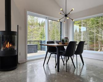 Little Home Box in the wilderness surrounded by ski resorts and hiking mountains - Sainte-Lucie-des-Laurentides - Comedor
