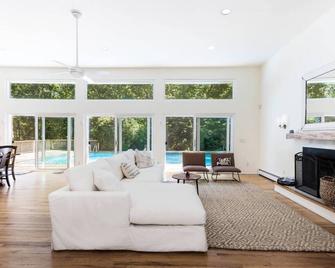 Modern and Relaxing East Hampton getaway - East Hampton - Living room
