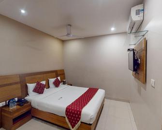 Pleasant Inn - Pondicherry - Bedroom