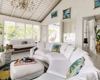 Gather,relax, and indulge at Chateau, in your stunning private villa sleeps 12 - بورت أنطونيو - غرفة معيشة