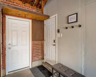 Adorable 2-Bedroom Modern Basement - Denver - Huoneen palvelut