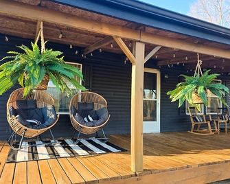 The Rustic Retreat - 1 mile from Turkey Run - Marshall - Patio