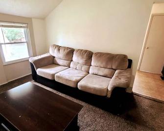 Off-Broadway Star, a Spacious One Bedroom Apartment - Fort Wayne - Living room