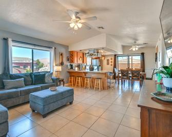 Bullhead City Home Less Than 2 Mi to Colorado River! - Bullhead City - Living room