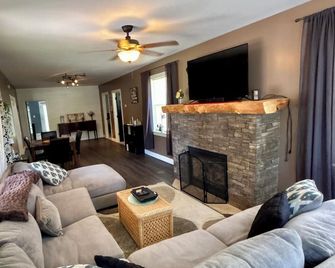 3-bedroom house on outskirts of Olean with peaceful porch back patio & fire pit - Olean - Obývací pokoj