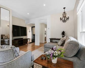 Beautifully Restored Home Right in Downtown - Saratoga Springs - Living room