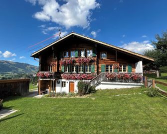 Alpenchalet Spiher Ferienwohnung-Studio und ein weiteres Schlafzimmer - Gstaad - Building