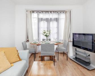 Lovely 4 Bedrooms House Near Romford Station With Parking - Romford - Dining room