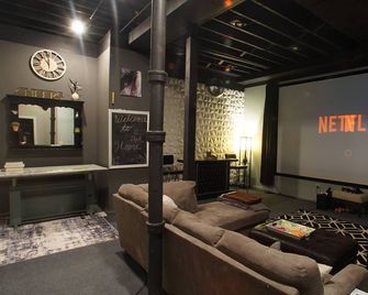 160inch Home Movie Theater- Great for movie night! - Omaha - Salon