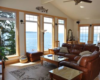 Hidden Cove Beach House- Ketchikan's Premiere Vacation Rental! - Ketchikan - Living room