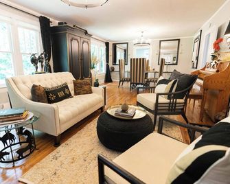 Charming 2-bedroom home in tranquil Tryon. Walking distance to town - Tryon - Living room