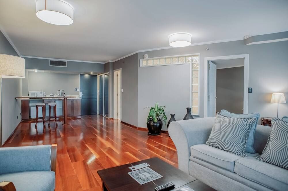 فندق بلازا ريال سويتس