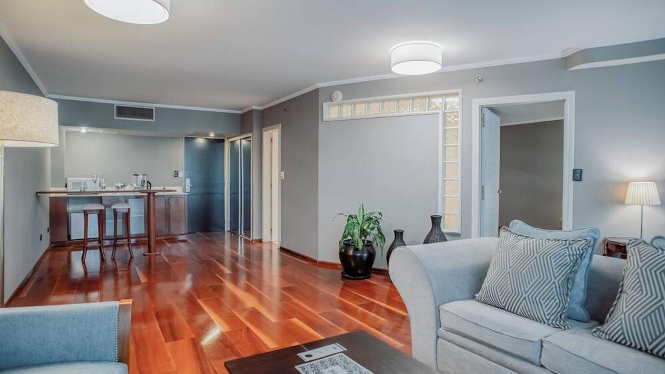 Plaza Real Suites Hotel